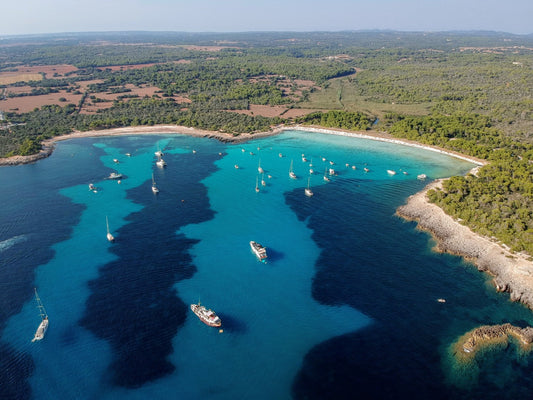Playa de Son Saura: naturaleza virgen en el sur de Menorca