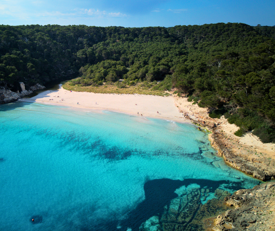 Cala Trebaluger en Menorca: naturaleza salvaje para aventureros