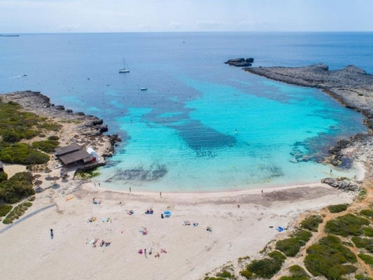 Playa de Binibèquer: una joya escondida en el sur de Menorca