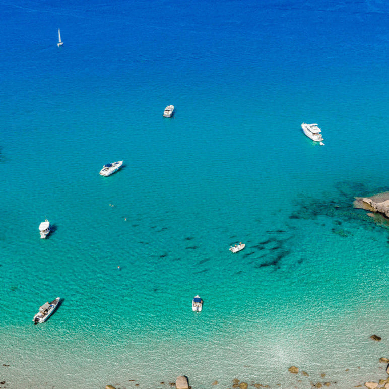 Playa de Gatassos en Menorca con Barcas